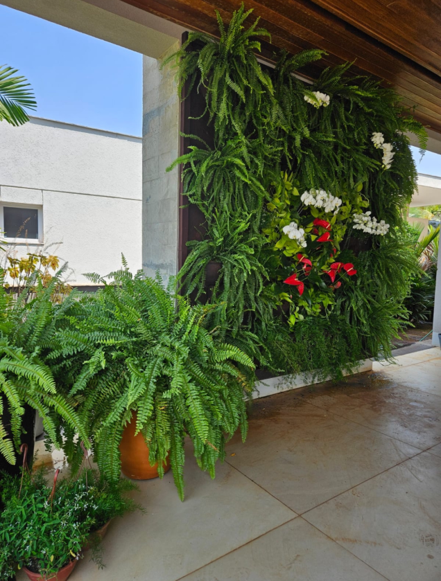 Detalhe de plantas em painel vertical